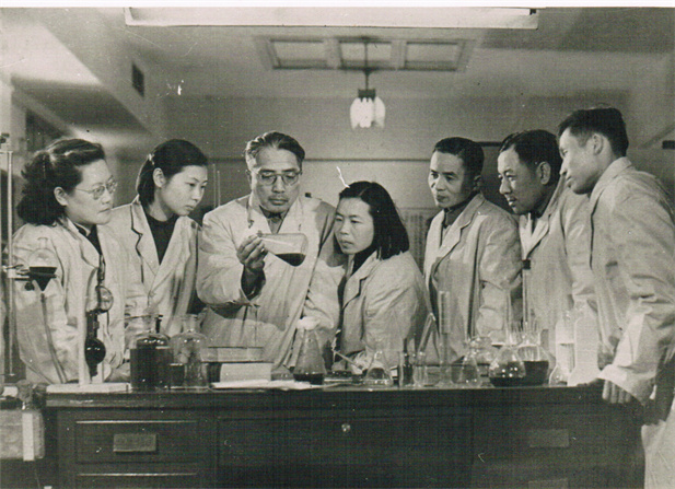 1950年代，著名微生物藥物學(xué)家，后任上海醫(yī)藥工業(yè)研究院抗生素室主任、副院長、名譽院長的童村，與科研人員在一起開展課題研究。.jpg