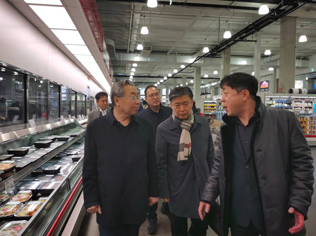 2023年12月19日至21日，劉敬楨一行在韓國當?shù)谻osco超市現(xiàn)場考察大象集團產品渠道建設及韓國民生健康產品發(fā)展等情況。.jpg