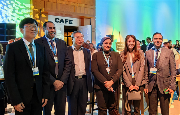 2023年11月6-8日，國藥集團(tuán)黨委書記、董事長劉敬楨在荷蘭海牙出席由世界衛(wèi)生組織（WHO）主辦、荷蘭王國承辦的 2023年第二屆世界本地化生產(chǎn)論壇并發(fā)表主題演講，與世3.jpg