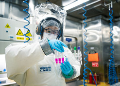 2020年7月1日，中國(guó)首家新冠疫苗研發(fā)P3高等級(jí)生物安全實(shí)驗(yàn)室在武漢生物制品研究所落成。