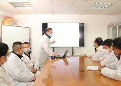 2020年，國(guó)藥醫(yī)工總院同心抗疫，共克時(shí)艱，圖為上海醫(yī)藥工業(yè)研究院科研人員開(kāi)展抗新冠肺炎相關(guān)藥品技術(shù)攻關(guān)。