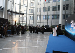 2021年2月26日，“中外媒體走進(jìn)10 億級(jí)新冠疫苗生產(chǎn)基地”活動(dòng)在國(guó)藥集團(tuán)中國(guó)生物北京生物所舉行，20余家中外媒體受邀參加