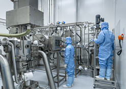 2022年，國(guó)藥醫(yī)工總院科技成果轉(zhuǎn)化中心科研人員正在工作中。