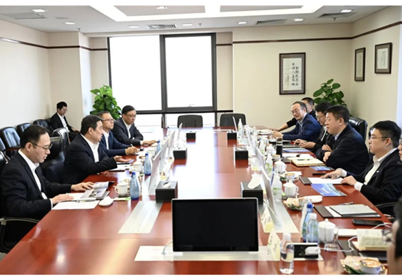白忠泉董事長(zhǎng)與天津港保稅區(qū)黨委書(shū)記、管委會(huì)主任尹曉峰會(huì)談